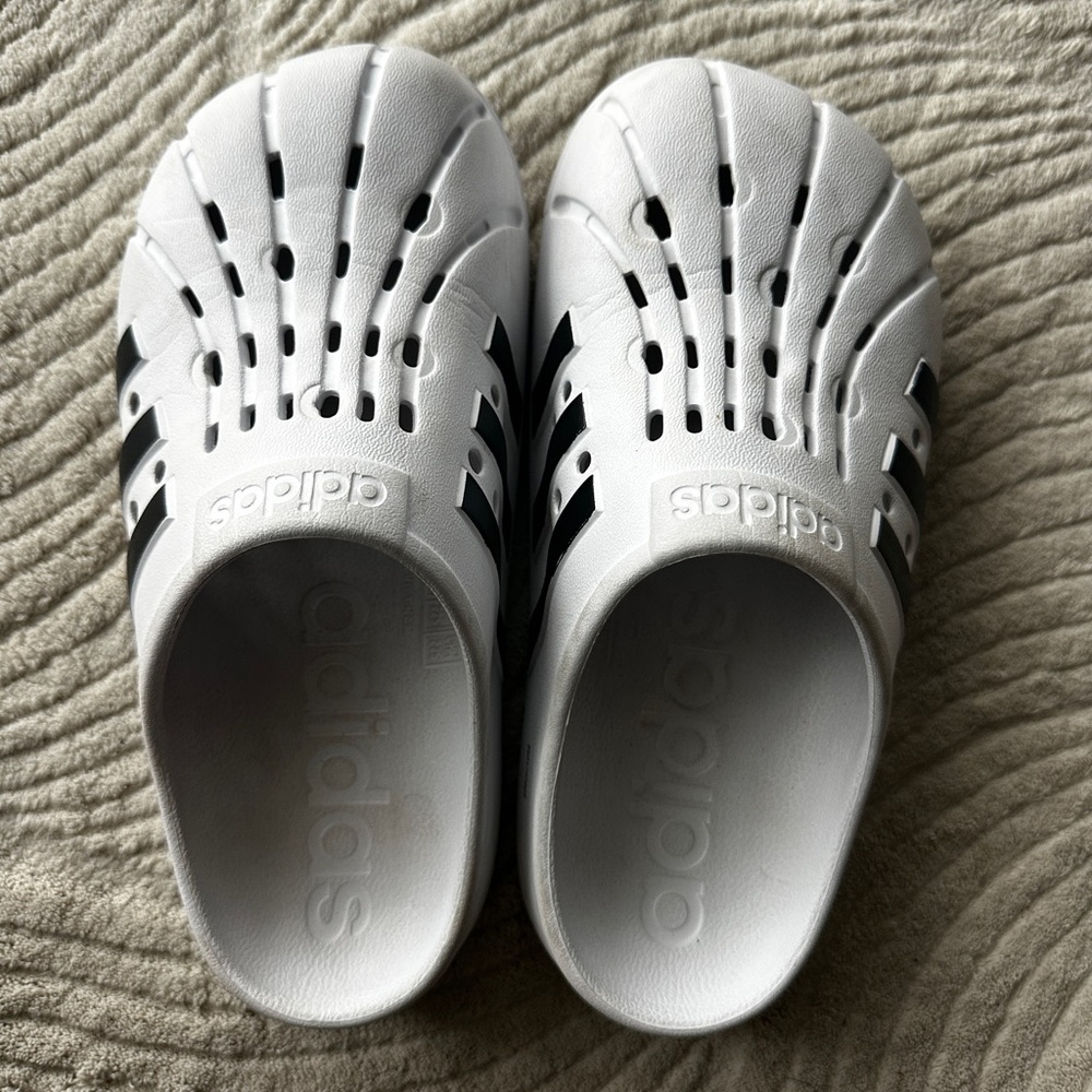 adidas adilette slip on | Women’s Sz 5 Men’s Sz 4